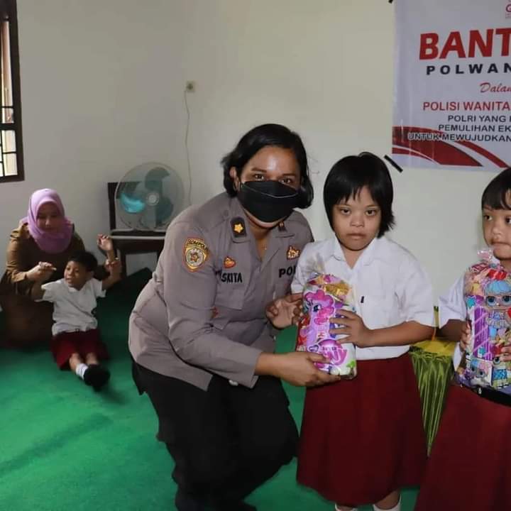 Kabag SDM Polres Langkat, Kompol Waskita Sheena Sari SE, SIK, MH saat langsung memberikan bantuan kepada siswa SLB, Rabu (18/1).