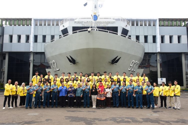 Danpushidrosal, Laksamana Madya TNI Nurhidayat saat menerima kunjungan mahasiswa FMIPA UI, Kamis (5/1).