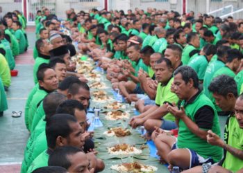 Lapas Siborongborong makan bersama warga binaan dengan daun pisang, Kamis (5/1).