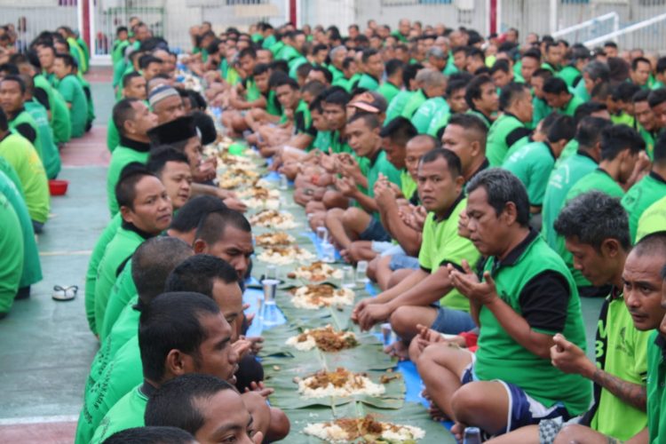 Lapas Siborongborong makan bersama warga binaan dengan daun pisang, Kamis (5/1).