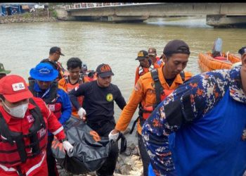 Tim SAR saat evakuasi jasad korban, Minggu (8/1).