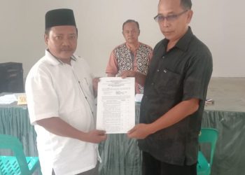 Panitia PilpanagSerentak saat menerima berkas pendaftaran salah seorang calon Pangulu, Rabu (11/1).