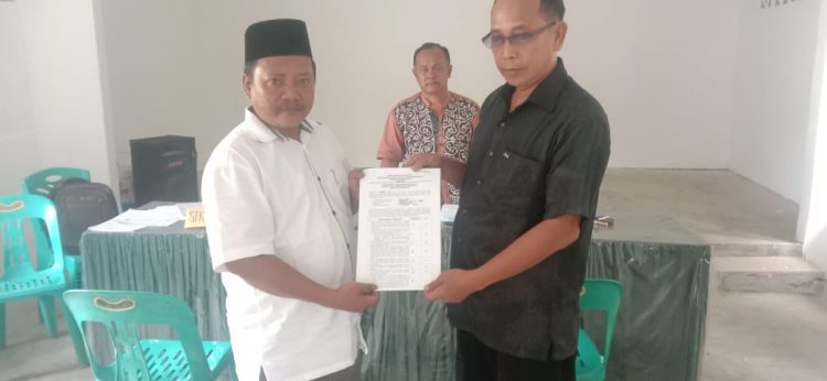 Panitia PilpanagSerentak saat menerima berkas pendaftaran salah seorang calon Pangulu, Rabu (11/1).