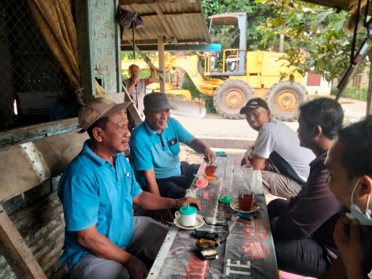 Mantan Pangulu Nagori Sahkuda Bayu, Nano bersama warga lainya, Rabu (11/1).
