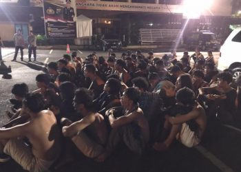 68 mahasiswa Universitas Nommensen saat diamankan di Ma polrestabes Medan seusai tawuran, Jumat malam (13/1).