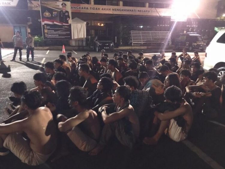 68 mahasiswa Universitas Nommensen saat diamankan di Ma polrestabes Medan seusai tawuran, Jumat malam (13/1).