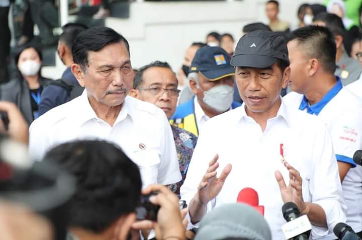 Presiden RI, Jokowi bersama Luhut Binsar Pandjaitan, Minggu (15/1).