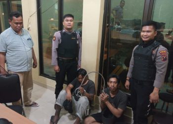 Kedua tersangka spesialis pencuri tiang besi dan kabel PLN saat diamankan di Mapolrestabes Medan, Sabtu (15/1).