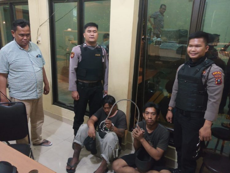 Kedua tersangka spesialis pencuri tiang besi dan kabel PLN saat diamankan di Mapolrestabes Medan, Sabtu (15/1).