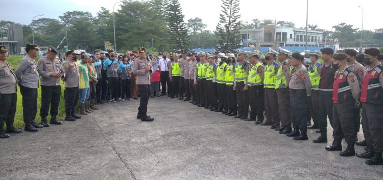 Personil Polresta Deliserdang saat kurve kebersihan bersama instansi terkait di Bandara KNO, Senin (16/1).