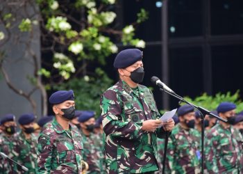 Dansatsurvei Pushidrosal, Kolonel Laut (P) B. Dwiadji Gultom saat membacakan amanat Panglima TNI dalam upacara bendera 17- an di lapangan apel Mako Pushidrosal, Ancol Timur - Jakarta Utara, Selasa (17/1).