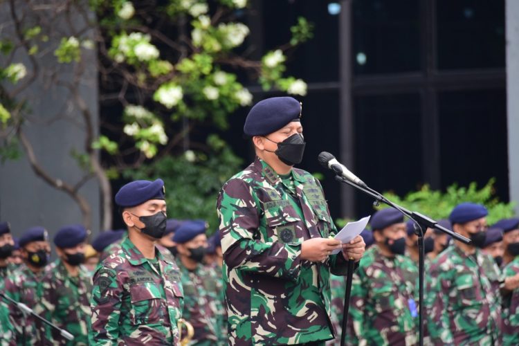 Dansatsurvei Pushidrosal, Kolonel Laut (P) B. Dwiadji Gultom saat membacakan amanat Panglima TNI dalam upacara bendera 17- an di lapangan apel Mako Pushidrosal, Ancol Timur - Jakarta Utara, Selasa (17/1).