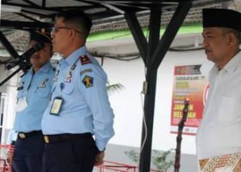 Karutan kelas l Medan, Nimrot Sihotang saat pimpin apel bersama staf jajaran dan warga binaan, Senin (16/1).