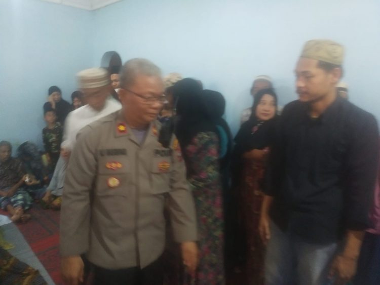 Kapolsek Medan Area bersama jajaran saat melayat, Senin (16/1).