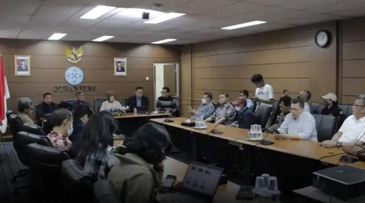 Ketua Dewan Pers, dr. Ninik Rahayu beserta jajaran lainya saat giat jumpa pers perdana, Selasa (17/1).