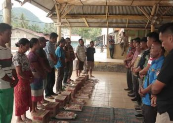 Kepala BPBD Kabupaten Dairi, M. Berutu saat menyampaikan bantuan kepada korban kebakaran, Minggu (15/1).