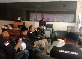 Pengurus AMI saat rapat pembahasan masa jabatan Kades, Selasa (17/1).