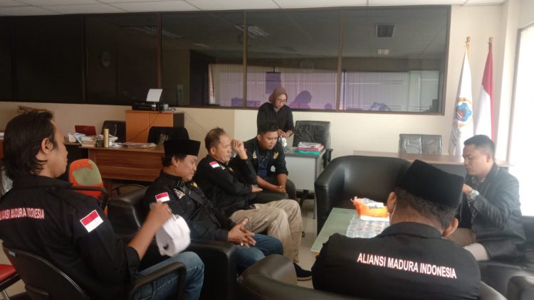 Pengurus AMI saat rapat pembahasan masa jabatan Kades, Selasa (17/1).