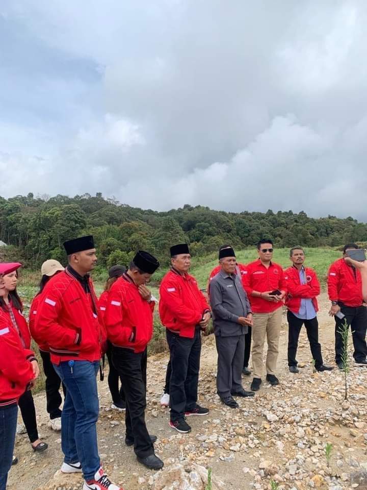 Ketua DPC PDI P Humbahas yang juga menjabat Wakil Bupati Humbahas, Oloan P Nababan bersama kadernya saat berada dilokasi Food Estate, Rabu (18/1).