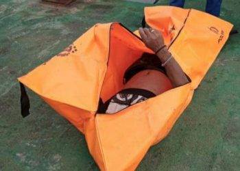 Jasad almarhum Tou saat dievakuasi dari perairan KUD Tanjungpinang, Kamis (19/1).