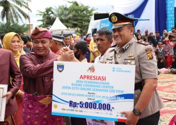 Kapolsek Belitang III, IPTU Albert saat Terima penghargaan, Kamis (19/1).