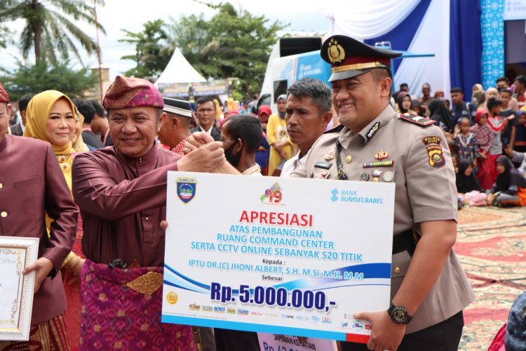 Kapolsek Belitang III, IPTU Albert saat Terima penghargaan, Kamis (19/1).