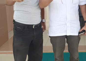 Ir. I. Djonggi Napitupulu saat foto bersama dengan Pengacara Kamaruddin Simanjuntak SH di Pengadilan Negeri Balige, Sabtu (21/1).