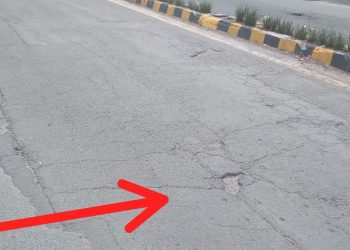 Kondisi proyek tambal sulam bahu jalan nasional di Kota Sidikalang yang baru dikerjakan namun sudah berlobang, Sabtu (28/1).