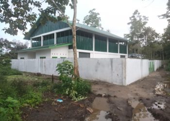 Bangunan PDU Sampah yang berada dia real perladangan masyarakat dan akses jalan yang sempit melintasi permukiman padat penduduk, Sabtu (28/1).