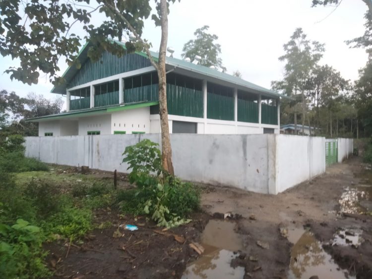 Bangunan PDU Sampah yang berada dia real perladangan masyarakat dan akses jalan yang sempit melintasi permukiman padat penduduk, Sabtu (28/1).