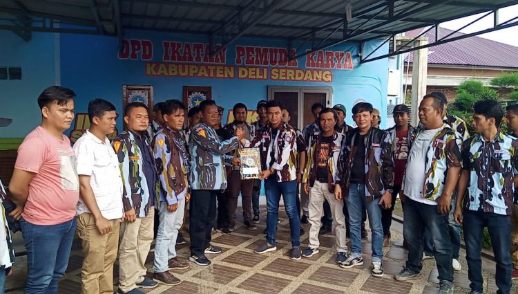 Ketua DPD IPK Kabupaten Deliserdang, Parmonangan Gultom SE didampingi Sekretaris M. Yudi Tobing saat penyerahan SK Definitif PAC IPK Kecamatan Delitua, Senin sore (30/1).