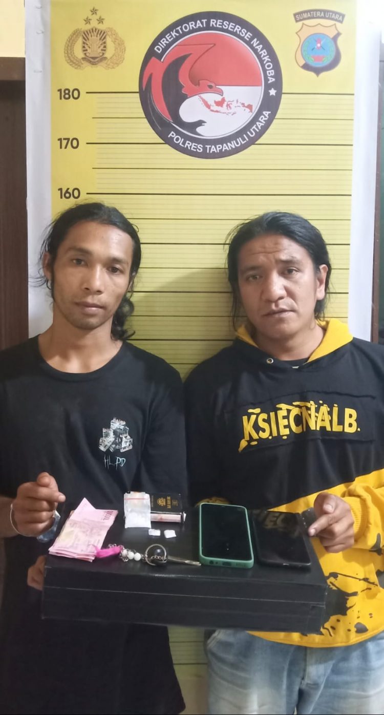 Tersangka Panca Putra Sinaga dan Mukhlis Efendi Nababan saat diamankan di Mapolres Taput, Senin (30/1).
