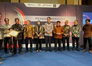 Plt. Direktur Jenderal HAM, Mualimin Abdi saat menyerahkan sertifikat PRISMA kepada Pertamina Persero, Jumat (27/1).