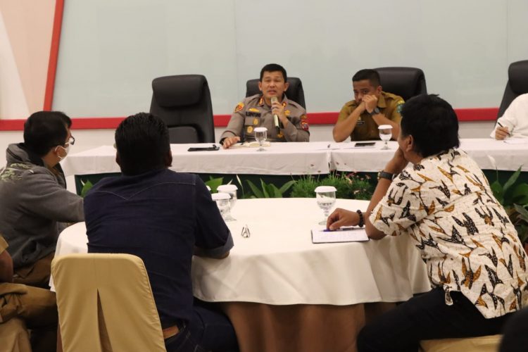 Kapolres Simalungun, AKBP. Ronald FC Sipayung SH, SIK, MH saat pimpin rapat koordinasi dalam rangka persiapan menyambut Event Internasional F1H2O, Selasa (31/1).