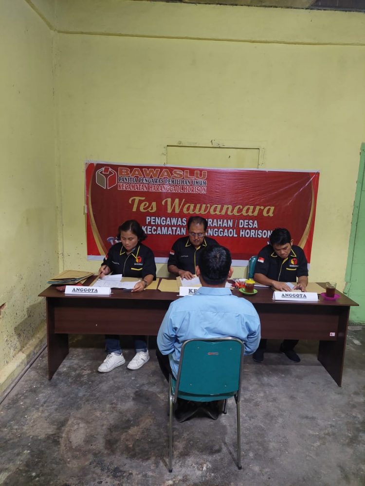 Panwas Kecamatan Haranggaol saat wawancara calon PKD, Selasa (31/1).