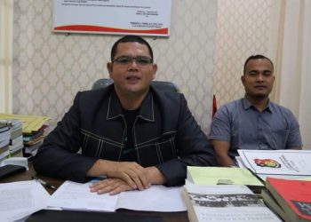 Kasat Reskrim Polres Dairi, AKP. Rismanto J. Purba SH, MH, Mkn saat konferensi pers klarifikasi pemanggilan Kepala Dinas dan sejumlah kepala sekolah tingkat SD, Kamis (2/2).