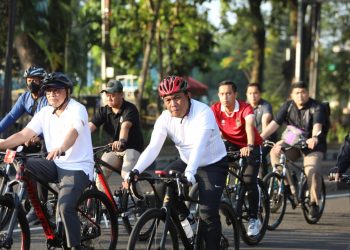 Presiden Jokowi saat gowes sepeda santai di Medan, Minggu (12/2).