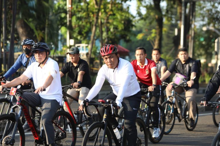 Presiden Jokowi saat gowes sepeda santai di Medan, Minggu (12/2).