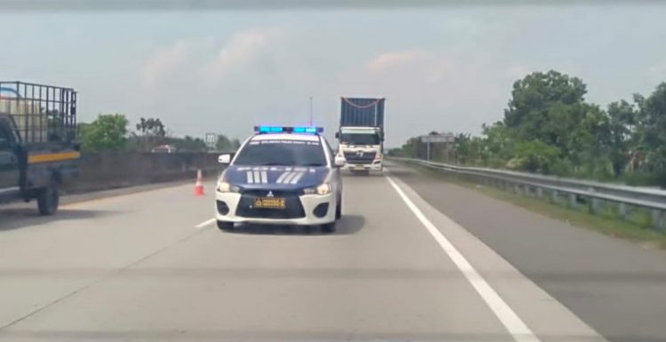 Satlantas Polres Deliserdang saat kawal logistik F1H2O, Senin (13/2)