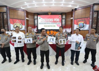 Kapolda Sumut, Irjen Panca bersama Dirkrimum Poldasu, Kombes Tatan bersama jajaran saat konferensi pers penangkapan 5 tersangka penembak politikus Golkar Langkat, Senin (13/2).