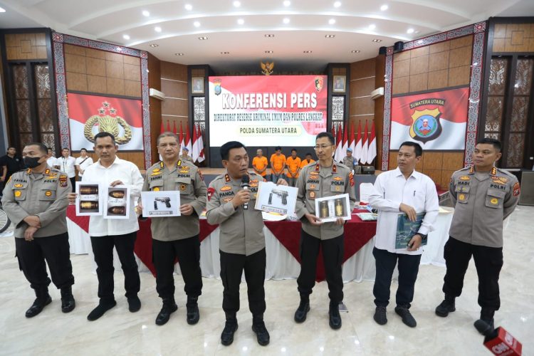 Kapolda Sumut, Irjen Panca bersama Dirkrimum Poldasu, Kombes Tatan bersama jajaran saat konferensi pers penangkapan 5 tersangka penembak politikus Golkar Langkat, Senin (13/2).