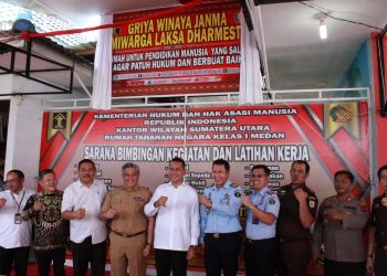 Wakil Gubsu, Musa R bersama Kepala Kantor Wilayah Kementerian Hukum dan HAM Sumatera Utara, Imam Suyudi saat resmikan sarana bimbingan kegiatan dan pelatihan kerja Rutan Klas I Medan, Selasa (14/2).