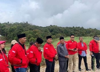 Data Hibah dan Ketua Dekranasda yang juga Bunda PAUD Taput, Sartika Simamora, Jumat (17/2).