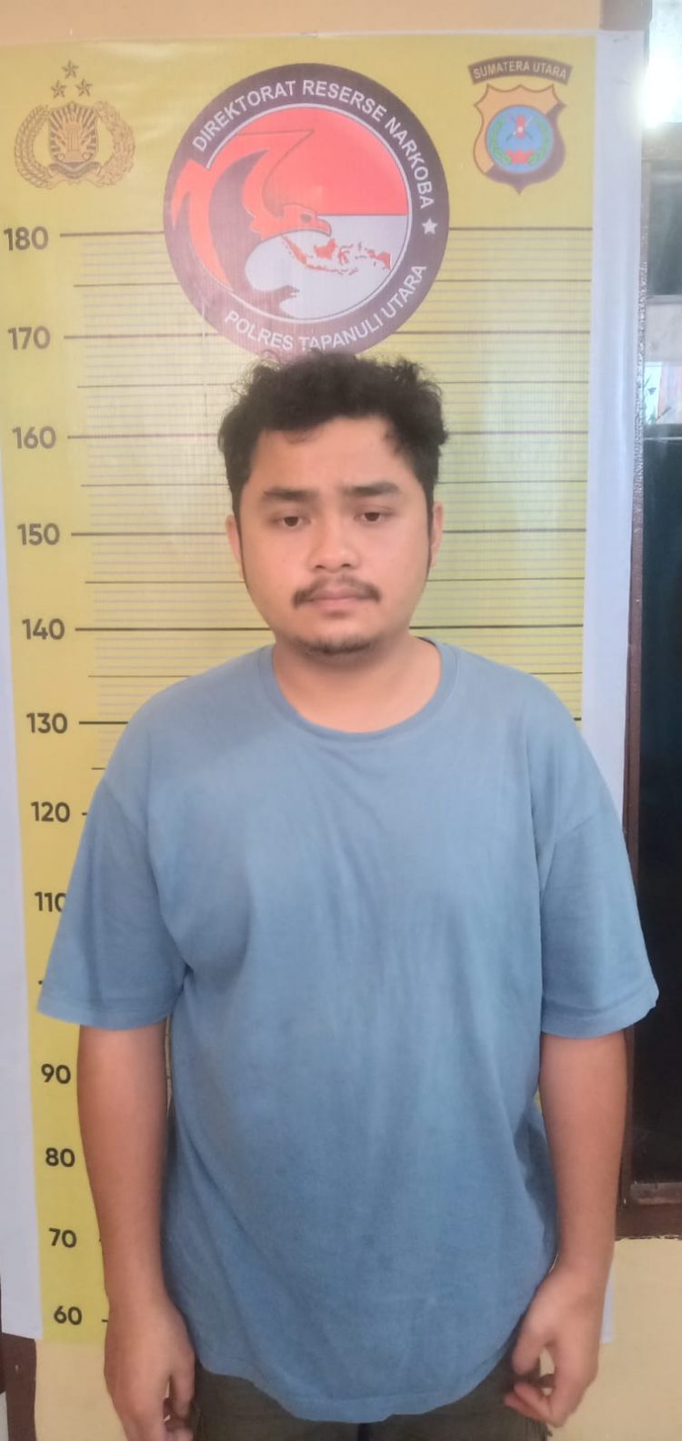 Diving Lumbantobing saat diamankan di Polres Taput, Jumat (17/2).