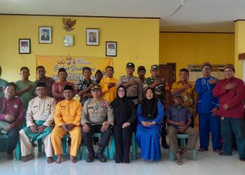 Kapolsek Senayang saat giat curhat kamtibmas bersama warga, Jumat (17/2).