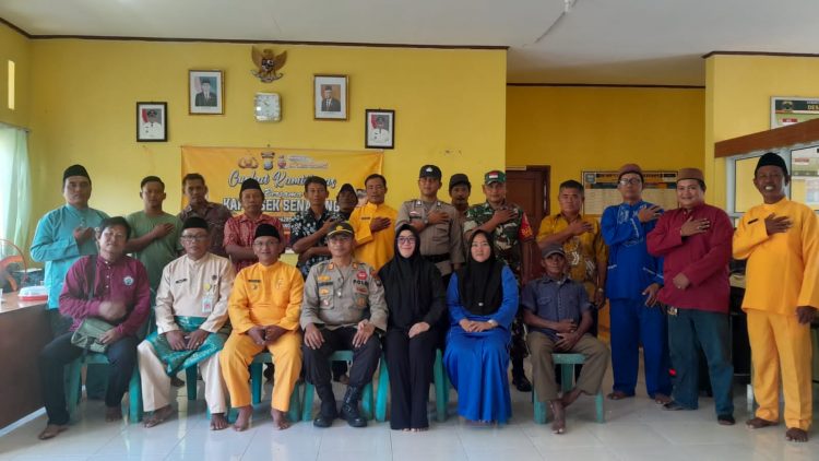 Kapolsek Senayang saat giat curhat kamtibmas bersama warga, Jumat (17/2).