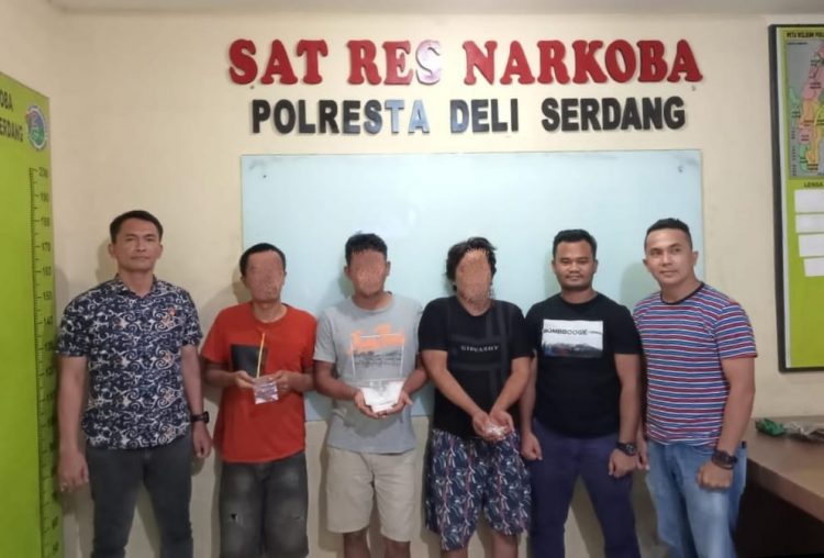 Tiga orang pengedar sabu saat diamankan di Kapolresta Deliserdang, Sabtu (18/2).