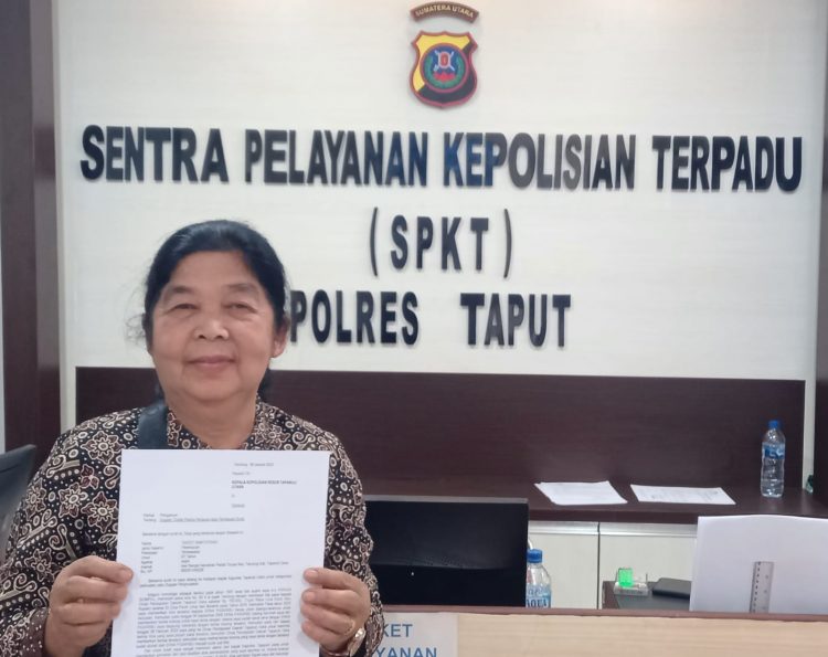 Radot br Simatupang saat buat LP di Polres Taput, Rabu silam (8/2).