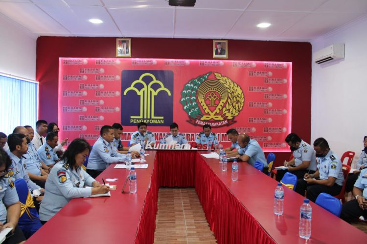 Karutan Kelas Insecta Tanjung Gusta, Nimrot S saat pimpin rapat, Senin (20/2).