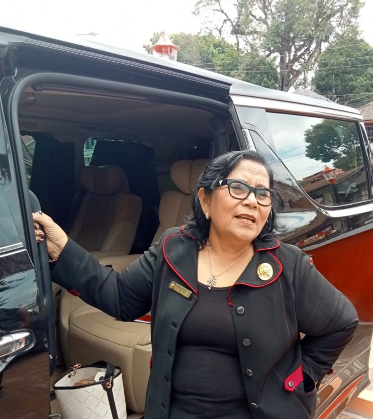Fatimah Hurabarat SE, wakil Ketua DPRD dan juga Ketua DPC Nasdem Taput, Selasa (21/2).
